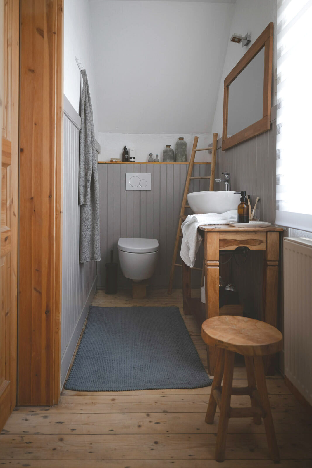 Badezimmer der Ferienwohnung mit Dusche und Waschtisch