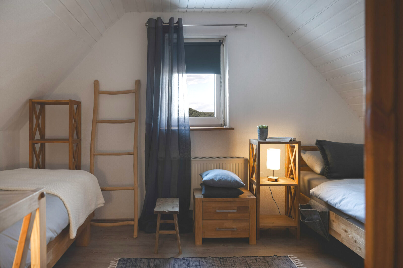 Giebelzimmer mit zwei Einzelbetten unterm Dach