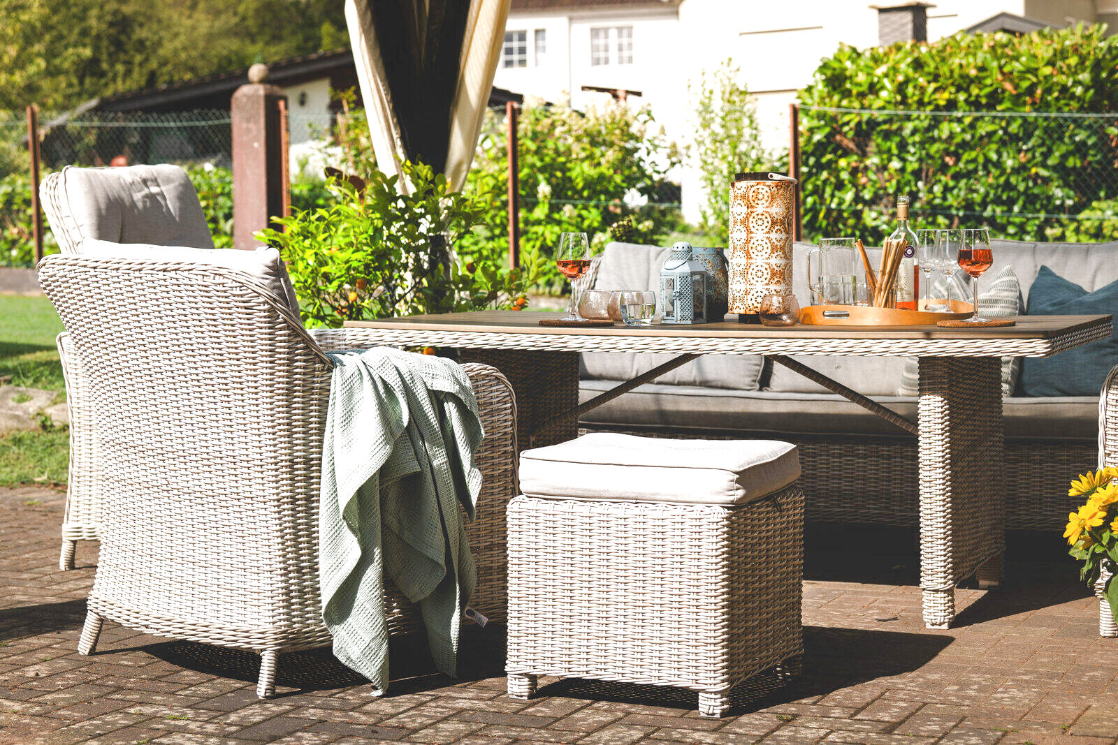 Gedeckter Tisch unter dem Pavillon im Garten, mit Blick ins Grüne