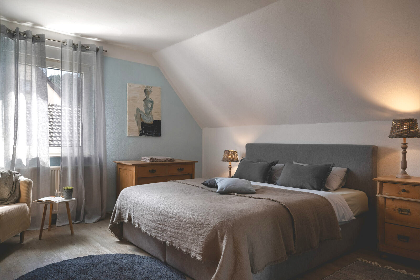 Gemütliches Schlafzimmer mit Doppelbett
