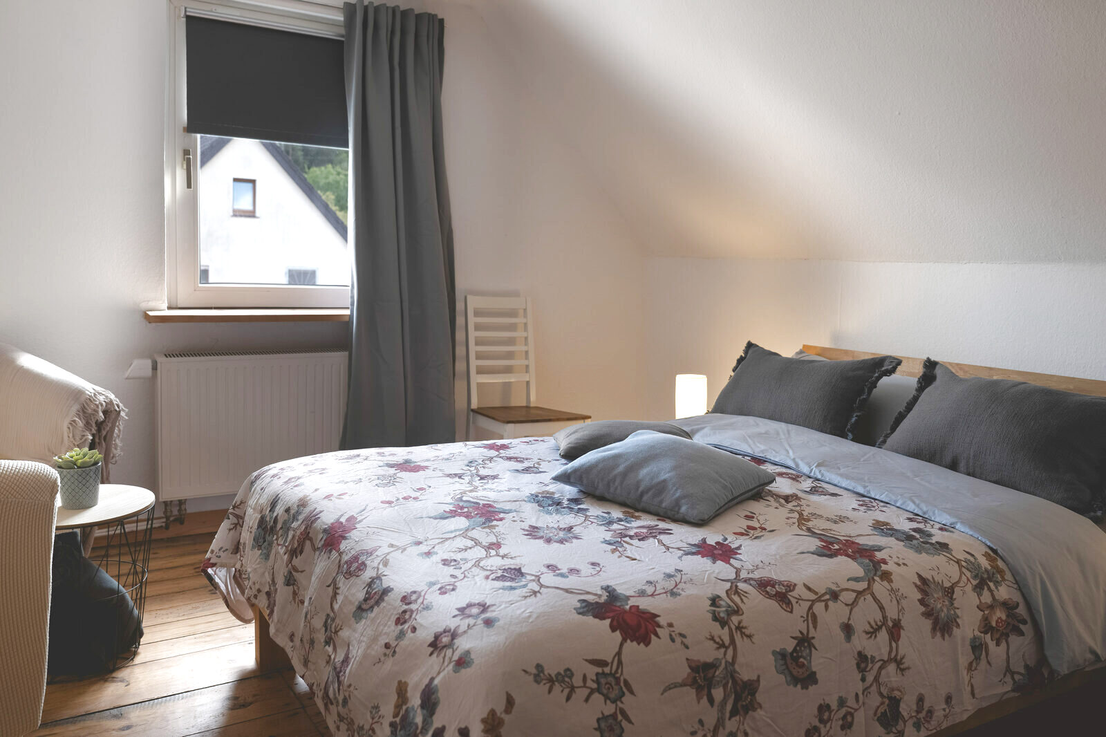 Giebelzimmer mit Doppelbett, hell und freundlich